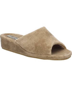 Descubre la elegancia y la incomparable comodidad de llevar Marseille 01 en champán, exclusivamente de JOSEF SEIBEL. Esta zapatilla, diseñada especialmente para mujeres, encarna horas acogedoras en casa de una manera que es tanto elegante como funcional. El zapato se caracteriza por su material exterior de felpa, lo que lo convierte en un compañero ideal para los días más frescos de otoño. Al utilizar felpa tanto como material exterior como interior y para la plantilla, Marseille 01 ofrece una sensación de uso suave y agradable en todo momento. Con su tacón de cuña que le otorga al zapato una elegancia sutil sin comprometer la comodidad, este zapato es un ejemplo perfecto de la exitosa combinación de moda y comodidad. La suela beige de goma, fabricada según el método AGO, garantiza durabilidad y resistencia al deslizamiento. Este método de fabricación innovador permite una construcción ligera y resistente que convierte al zapato en un compañero duradero. La característica especial de la suela radica en su resistencia y protección contra objetos afilados, lo que hace que el zapato sea especialmente adecuado para el uso diario. La línea de productos Relax de JOSEF SEIBEL, anteriormente conocida como Westland, garantiza la mejor calidad y un ajuste convincente. Marseille 01 es más que un zapato; es una expresión de moda lenta que valora la calidad y la durabilidad, alejándose de la moda desechable de ritmo rápido. Un zapato que no solo brinda comodidad en el hogar, sino que también tiene el potencial de ser un compañero fiel en cualquier ocasión, ya sea en la vida diaria o en ocasiones especiales. JOSEF SEIBEL apuesta por Marseille 01 como una zapatilla que marca la diferencia con su exclusiva paleta de colores, excelente mano de obra y el probado método AGO.
