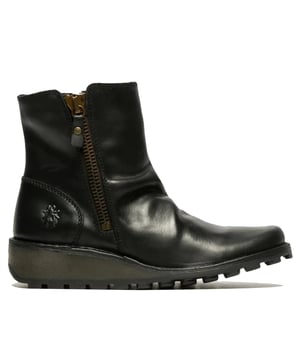 Las botas al tobillo Mon944 de Fly London ofrecen una elegante combinación de comodidad y elegancia informal. Estas botas, confeccionadas en piel de primera calidad, cuentan con un tacón de cuña de 4 cm y una plantilla acolchada para una comodidad durante todo el día. Una cremallera interior funcional permite ponérselas y quitárselas fácilmente, mientras que la cremallera exterior decorativa y los pliegues sueltos aportan un aire relajado. Estas botas, rematadas con una suela de goma con tacos para una mayor durabilidad y un logotipo de Fly London grabado en el talón, son perfectas para el uso diario. Parte superior de piel, plantilla acolchada para una mayor comodidad, tacón de cuña de 4 cm, cremallera interior funcional, cremallera exterior decorativa, suela de goma con tacos para una mayor durabilidad.