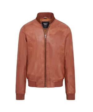 Maak kennis met het leren Varsity-bomberjack voor heren, een verfijnde variant op het klassieke MA-1-pilotenjack. Deze jas is gemaakt van 100% zacht lamsnappa en biedt uitzonderlijke duurzaamheid en soepel vallen. De zichtbare ritssluiting aan de voorkant is voorzien van een brede, doorgestikte ritssluiting, aangevuld met een ribgebreide kraag, manchetten en zoom voor extra warmte en een slank silhouet. Met vier zakken (twee in de taille en twee aan de binnenkant, waaronder een veilige zak met ritssluiting) combineert dit volledig gevoerde jack stijl en functionaliteit naadloos. � Gemaakt van 100% zacht lamsnappa voor duurzaamheid en comfort � Zichtbare ritssluiting aan de voorkant met doorgestikte ritssluiting � Ribgebreide kraag, manchetten en zoom voor isolatie � Vier zakken: twee in de taille en twee aan de binnenkant, ��n met ritssluiting � Volledig gevoerde binnenkant voor extra warmte en comfort