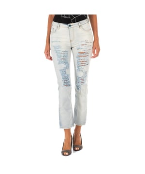 Long denim pants.
 Zipper and button closure on the front.
 Waist with belt loops.
 Two open pockets and a mini pocket on the front.
 Two open pockets on the back.
 Application of laminated label and brand name, on the side of the waistband, on the back.
 Straight hem cut.
 Seams seen in tone.
 Composition: 98% Cotton, 2% Elastane
 Care:
- Wash maximum at 40ºC.
 - Iron at medium temperature, max. 110ºC.
 - Allows you to use a dryer.
 - Do not use bleach.
 - Does not support dry cleaning.