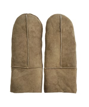 Experimente una calidez lujosa y una elegancia atemporal con los mitones de piel de oveja supersuaves para mujer de Infinity. Fabricados con piel de oveja de primera calidad, estos mitones brindan una suavidad y comodidad inigualables, envolviendo sus manos en una calidez acogedora. Los detalles de puntadas refinadas agregan un toque sutil de sofisticación, lo que los convierte en un accesorio versátil para cualquier ocasión. Disponibles en una gama de colores clásicos, estos mitones complementan a la perfección su guardarropa y realzan su estilo. Con múltiples tamaños para elegir, encontrará el ajuste perfecto para máxima comodidad y flexibilidad. Combinando la artesanía tradicional con la funcionalidad moderna, los mitones de piel de oveja supersuaves unisex de Infinity garantizan tanto protección como estilo, para que pueda salir con confianza, sabiendo que está usando los guantes de la mejor calidad. Tamaño y ajuste Estos mitones pueden sentirse ajustados al principio, pero con unas pocas horas de uso, la piel de cordero se estirará naturalmente y se adaptará a su ajuste único.