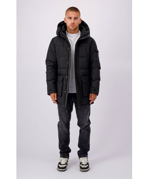 100% polyester Dik materiaal Volledige ritssluiting en knoopsluiting Hood met knoopsluiting Zijzak met luxe Convoy patch op de linkerarm Twee zakken met rits op de borst Twee extra zakken aan de voorkant met knoopsluiting Verstelbare manchetten 