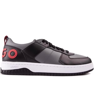 El equilibrio definitivo entre deporte y estilo. Aquí tienes un par de zapatillas deportivas para hombre en negro y gris de HUGO. con un contemporáneo. Aspecto fresco de diseño y vibraciones retro. Esta cómodo. Zapato de moda urbana que presenta la marca distintiva roja y las cualidades de Kilian Tenn.