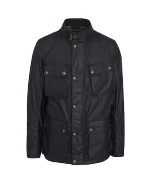 Ervaar de ultieme veelzijdigheid en stijl met de Belstaff Black Jacket. Deze jas biedt zowel warmte als een modieus ontwerp, waardoor je moeiteloos kunt overstappen van een casual look voor overdag naar een chique avondensemble. Blijf gezellig en zie er geweldig uit met dit must-have jack!, Dun lichtgewicht jack, Materiaal: 100% katoen, 6 Oz gewaxte katoenen coating, Kenmerkende Belstaff geruite katoenen twill voering, Water- en windafstotend, Geborstelde corduroy voeringen bij de kraag, manchetten en zoomcontactpunten, Intern trekkoord voor verstelbare pasvorm. Ritssluiting met knoopsluiting, zwarte dunne jas, zwarte jas