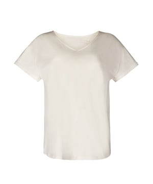 Dieses Damen-Pyjama-T-Shirt überzeugt durch seine normale Passform und den klassischen V-Ausschnitt, der für eine schmeichelhafte Silhouette sorgt. Die Kurzärmel fallen locker und garantieren hohen Tragekomfort, während der abgerundete Saum eine sanfte, feminine Linie kreiert. Eine dezente frontale Längsnaht verleiht dem Design eine besondere Note. Der Label-Aufnäher setzt einen stilvollen Akzent und rundet das Gesamtbild ab. Perfekt für entspannte Nächte, bietet dieses T-Shirt eine ideale Kombination aus Komfort und zeitlosem Stil.