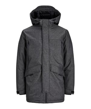 Deze warme parka voor heren is ideaal voor de koude wintermaanden. De jas is gemaakt van lichtgewicht materiaal van hoge kwaliteit dat zorgt voor ademend vermogen en comfort. Een split aan de achterkant zorgt voor meer bewegingsvrijheid. Hij is gevoerd met verwarmend synthetisch dons. De capuchon kan hoog worden vastgemaakt en met een trekkoord worden versteld voor bescherming tegen wind en kou. De jas wordt gesloten met een rits, waarboven een stormflap over de hele lengte zit. Hij kan ook worden gesloten met drukknopen. De mouwen hebben geribde binnenmanchetten die voorkomen dat de kou binnendringt en de mouwen afzakken. De breedte van de manchetten kan ook worden aangepast met een klittenbandsluiting. De parka heeft verschillende zakken om belangrijke spullen in op te bergen: twee klepzakken met drukknopen en twee borstzakken met ritssluiting.