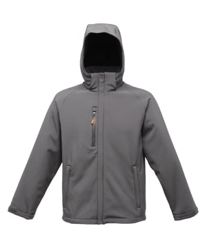 Warmes Softshell-Gewebe auf der Rückseite.  Dauerhaft wasserabweisende Ausrüstung.  Mit Mesh gefütterter Körper.  2 untere Reißverschlusstaschen und wasserdichte Brusttasche.  Abnehmbare Kapuze mit Verstellmöglichkeit.  Geteilte Ärmel.  Verstellbare Manschetten.  Verstellbarer Kordelzug am Saum.  Verdeckter Reißverschluss im Futter für Stickereizugang.  Gewicht: 500g/m. Stoff: Siehe Eigenschaften. 96% Polyester/4% Elastan.