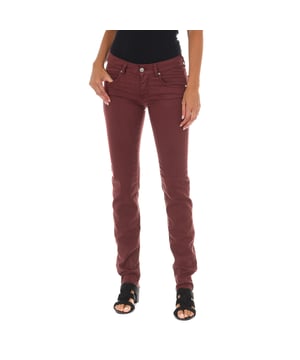 Long jeans. 
 Garnet Color 
 Waist with belt loops. 
 Button and zip closure. on the front. 
 Two pockets on the front. 
 Two open pockets on the back. one of them lined with sequins. 
 Narrow cut hem. 
 Matching seams. 

 Composition: 
 - 55% Cotton - 42% Lyocell - 3% Elastane. 

 Washing instructions: 
 - Wash maximum at 40ºC. 
 - Iron at medium temperature. max. 110ºC. 
 - Lets you use a dryer. 
 - Do not use bleach. 
 - Does not support dry cleaning. 

 Composition: 55% Cotton, 42% Lyocell, 3% Elastane
 Care:
- Wash maximum at 40ºC.
 - Iron at medium temperature. max. 110ºC.
 - Allows you to use a dryer.
 - Do not use bleach.
 - Does not support dry cleaning.