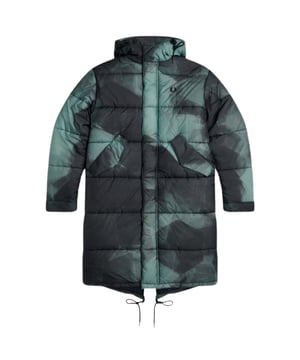 Desafía los elementos con estilo con la chaqueta Fred Perry. Este elegante abrigo está diseñado para lucir genial con casi cualquier conjunto. Haz una declaración con una chaqueta que luce genial y te mantiene protegido de los elementos. Abrigo Fred Perry azul marino, solapa cortavientos con cierre de botones, cierre de cremallera central, 2 bolsillos con cierre de botones, Material: poliamida 1005, relleno: 100% poliéster reciclado. Corte regular, Se ajusta a la talla real, Insignia de la marca en la parte delantera izquierda del pecho, Diseño de camuflaje