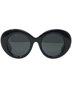 Burberry BE4370U 300187 Margot schwarze Sonnenbrille. Schutzen Sie Ihre Augen stilvoll vor der Sonne mit dieser schwarzen Sonnenbrille von Burberry. Ihr leichtes Design sorgt fur maximalen Komfort und ihre Glaser bieten 100 % UV-Schutz. Die eleganten schwarzen Rahmen machen diese Sonnenbrille zur perfekten Erganzung fur jedes Outfit. Armlange = 140, Linsenlange = 44, Nasensteg = 22. Schwarze Sonnenbrille, graue Linse, hergestellt in Italien. Sonnenbrille, Sonnenbrillenetui, Reinigungstuch und Pflegehinweise im Lieferumfang enthalten, 100 % Schutz vor UVA- und UVB-Sonnenlicht und konform mit der britischen Norm EN 1836:2005. Stilcode: 0BE4370U 300187 Margot