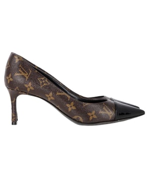 VINTAGE, UVP WIE NEU  
Fügen Sie Ihrer Schuhkollektion mit den Louis Vuitton Monogram Spitzpumps aus reichhaltigem braunem Leder einen Hauch von Eleganz und Luxus hinzu. Diese beeindruckenden Pumps kombinieren das ikonische Monogramm-Muster der Marke mit einer schlanken, spitzen Silhouette für einen zeitlosen, eleganten Look. Das hochwertige braune Leder verleiht eine raffinierte Textur, während das charakteristische Louis Vuitton Monogramm die Schuhe dezent ziert und so einen markanten und luxuriösen Akzent setzt.

Louis Vuitton Monogram Spitzpumps aus braunem Leder

Zustand: Sehr gut  
Abnutzungsspuren: Einschließlich Box, geringfügige Markierungen, leicht benutzt, aber sehr gut gepflegt. Kleinere Makel an den Sohlen und Faltenbildung, leichte Kratzer an den Sohlen und Absätzen.  
Verpackung: Box, Staubbeutel  
Farbe: Braun  
Material: Leder | Leder  
Größe: FR | 38,5/UK4,5/IT37,5/US7,5  
Maße: Absatzhöhe: 70; Innensohlenlänge: 300  
SKU: NAPPUGBSH450744W