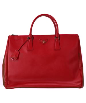 VINTAGE, UVP WIE NEU  
Setzen Sie ein auffälliges Statement mit der Prada Extra Large Galleria Handtasche aus lebhaftem roten Saffiano-Leder. Bekannt für ihre mutige Farbe und luxuriöse Textur, ist diese ikonische Handtasche ein Meisterwerk italienischer Handwerkskunst. Das strapazierfähige Saffiano-Leder strahlt nicht nur Raffinesse aus, sondern verspricht auch Langlebigkeit und einfache Pflege. Mit ihrer strukturierten Silhouette und dem eleganten goldfarbenen Beschlägen ist die Galleria-Handtasche das perfekte Accessoire, um alltäglichen Outfits und besonderen Anlässen einen Hauch von High-Fashion-Flair zu verleihen. Genießen Sie die perfekte Kombination aus Stil und Praktikabilität mit diesem zeitlosen Investitionsstück.  
Prada Extra Large Galleria Handtasche aus rotem Saffiano-Leder  
Zustand: Sehr gut  
Gebrauchsspuren: Kein Einzelhandelsetikett, Leichte Abnutzung, Leichter Formverlust,  
Verpackung: Staubbeutel  
Farbe: Rot  
Material: Leder | Saffiano-Leder  
Größe: Einheitsgröße  
Maße: Breite: 180; Höhe: 300; Länge: 400; Henkelhöhe: 350; Riemenlänge: 0  
SKU: 388519 / NAPPUFRBA378166W / NAPPUFRBA378166W