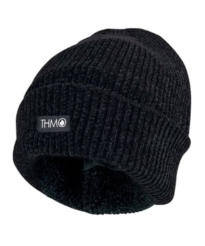 Wist u dat u het grootste deel van uw lichaamswarmte via uw hoofd verliest? Je zou kunnen denken dat je voeten of je handen zijn waar je je interne warmte kwijtraakt omdat ze steenkoud zijn. Maar het is jouw hoofd, omdat het meestal warm is en de warmte daar doorheen ontsnapt. Deze THMO-hoeden voor dames zijn ontworpen om de warmte binnen te houden. Ze zijn een geweldig winteraccessoire met een modieus tintje om niet alleen je hoofd, maar je hele lichaam te beschermen. Deze THMO dameshoeden zijn gemaakt van 100% chenille. Chenille is een superzacht materiaal en staat erom bekend dat het zachter is dan acryl. Het geeft ook een luxe, pluche uitstraling, een wintermodeaccessoire om trots op te zijn. Het is ook een goede thermo isolator, houdt warme lucht dicht bij je hoofd en houdt de warmte vast die door je hoofd wordt gegenereerd. De buitenkant is ook geribbeld om de veiligheid te vergroten. Binnenin de hoed zit de 3M Dunsulate voering, het beroemde merk dat bedoeld is om je warm te houden tegen sneeuw, ijs en ander koud weer. Er is aantoonbaar geen betere dan voering dan Dunsulate. De manchet sluit ook stevig aan op de zijkant van je hoofd, zodat de warmte niet kan ontsnappen via de zijkanten van de hoed. De hoed heeft ook een omslagmanchet, zodat u de hoedmanchet omgeslagen kunt dragen of u kunt de hoed rechtzetten voor wat extra lengte. Hierdoor draag je de beanie met een slouch effect. Op de manchet is de zwarte THMO-badge in de voorkant van de hoed gestikt. De stijl van de muts is geribbeld en is niet zomaar een effen breisel. Deze THMO-hoeden voor dames zijn gemaakt in één maat en zijn verkrijgbaar in 3 verschillende kleuren, waaronder robijnrood, lichtgrijs en gitzwart. Ze zijn gemaakt van 100% chenille en kunnen veilig in de wasmachine worden gewassen.