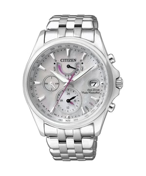 Diese Citizen  Multi Zifferblatt Uhr für  Damen ist das perfekte Accessoire zum tragen oder verschenken. Ihr Silber 38 mm Rund Gehäuse kombiniert mit dem bequemen Silber Armband aus  Edelstahl garantiert, dass Sie diese atemberaubende Uhr kompromisslos genießen werden. Angetrieben von einem hochwertigen Eco-Drive Uhrwerk und wasserdicht bis 10 bars, läuft Ihre Uhr stets weiter. Modisches Sportliches Design, perfekt für alle Arten von Sport, Indoor-und Outdoor- Diese Uhr verfügt über eine Kalenderfunktion: Tag - Datum, Funk, Stoppuhr, 24-Stunden-Anzeige, Weltzeit, Leuchtzeiger, Solar (wird von jeder Lichtquelle aufgeladen; benötigt keine Batterie) Diese hochwertige Uhr hat ein Silber Edelstahl Band ( 19 cm Länge und 20 mm Breite) mit einer Faltschließe Gehäusedurchmesser: 38 mm, Gehäuse Höhe: 10 mm, Gehäusefarbe: Silber und Zifferblattfarbe: Perlmutt