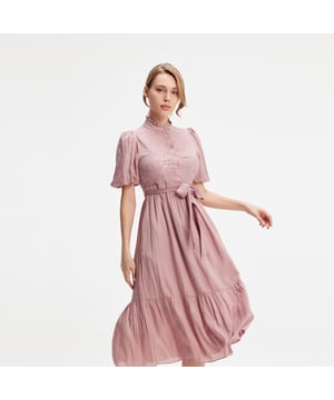 Ein Kleid mit raffinierten Details: Stickerei auf der Brust, Rüschen am Kragen, Puffärmel, Trapezrock mit Rüscheneinsätzen und zusätzlichem Gürtel. Eine leicht hohe Taille, um die Silhouette zu verlängern und einen leichten Vintage-Look zu erzeugen. Dieses leichte Kleid eignet sich für viele Anlässe, ob weltlich oder eher informell.
 
 Produktdetails:
 Länge: 122 cm 
 Das Model trägt Größe 8
 Die Modellhöhe beträgt 5"7
 Form: Fit-and-Flare
 Knopfkragen
 1/3 Ballonärmel
 Knopfleiste vorne in der Mitte