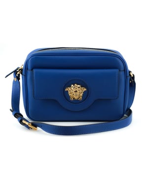 Precioso a estrenar con etiquetas y bolsa para el polvo.
  Bolso de hombro 100% autentico Versace Camera Case.
  Color: Azul.
  Material: Piel de becerro.
  Cierre de cremallera.
  1 compartimento principal.
  1 bolsillo interior.
  Bolsillo externo con cierre.
