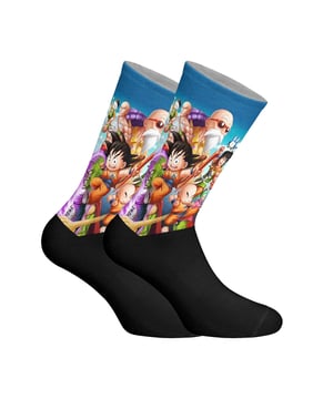 Si buscas ser tendencia y que todas las miradas estén puestas en ti, estos son tus calcetines. Sus diseños son inconfundibles y únicos.

Calcetines de algodón de la marca JENES.
Caña larga.
Puño anti presión.
Diseños innovadores estampados.
Ajuste perfecto.
Tejido cómodo y suave.
Costuras vistas a tono.
 Composición: 80% Algodón, 15% Microfibra, 5% Elastano
 Cuidados:
Lavar a máquina máximo a 30º.
No usar lejía.
No usar secadora.
No permite el uso de plancha.
No lavar en seco.
