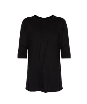 Este producto tiene un diseño holgado que asegura libertad de movimiento y comodidad para usarlo todo el día, independientemente de la ocasión.

El escote redondo añade elegancia y clase, mientras que resalta la sutileza y delicadeza del cuello, lo que lo hace perfecto tanto para uso diario como para salidas más formales.

Con detalles de costuras decorativas que añaden un carácter único y distinguir este producto de los demás, garantizando que siempre lucirás elegante y a la moda.

Hecho de tela de alta calidad, que no solo es duradera sino también suave y agradable al tacto, ofreciendo el máximo confort durante todo el día.