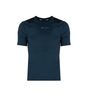 Deze klassieke, eenvoudige snit staat garant voor een tijdloze look en het gemak om het te combineren met verschillende stijlen.

De subtiele, ronde halslijn geeft het shirt een universele touch en zorgt ervoor dat het bij elk lichaamstype past door de nadruk te leggen op de nek en schouders.

Op de voorkant zorgt de print met de merknaam voor een modieuze en stedelijke look die ook een weerspiegeling is van het moderne ontwerp.

Gemaakt van hoogwaardig, ademend materiaal met een Quick Dry-systeem, biedt het de hele dag comfort, ongeacht de activiteit en de weersomstandigheden.