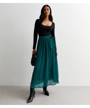 Esta falda midi plisada verde con detalle de cinturón está diseñada por expertos con un corte midi y confeccionada en un tejido vaporoso de tacto ligero con detalles de cinturón. Su silueta contemporánea es favorecedora y atemporal, perfecta para cualquier ocasión.