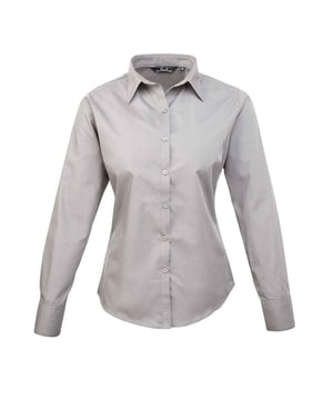 65% Polyester, 35% Katoenpopeline. Ontwerp: Eenvoudig. Bevestiging: Knop. Halslijn: Collared. Hem: Gebogen. Manchet: Dubbele knoop. Mouwtype: Met lange mouwen. Rugnaden, Bustenaden, Dubbel gevouwen naden, Onderhoudsvriendelijk, Geparelde knopen. Passend: Gemonteerd. 105gsm. Duurzaamheid: Amfori, BSCI, REACH, Sedex, WRAP Gecertificeerd.
