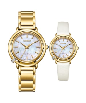 Diese Citizen Analog Uhr für Damen ist das perfekte Zeitmesser zum Tragen oder Verschenken. Das goldene 31 mm runde Gehäuse in Kombination mit dem komfortablen goldenen Edelstahlarmband sorgt dafür, dass Sie dieses atemberaubende Zeitmesser ohne Kompromisse genießen können. Angetrieben von einem hochwertigen Eco-Drive Uhrwerk und bis zu 5 bar wasserdicht, wird Ihre Uhr weiterhin ticken. Diese Eco-Drive-Uhr lädt sich bei jedem Licht auf und läuft ewig. Diese Eco-Drive-Uhr benötigt keinen Batteriewechsel, kein Aufladen und kein Aufziehen, um einen konstanten Betrieb aufrechtzuerhalten. Diese Analoguhr hat eine Funktion: Solar betrieben. Sie kommt mit einem zusätzlichen weißen Lederarmband. Hochwertiges 19 cm langes und 14 mm breites goldfarbenes Edelstahlarmband mit einem Faltschließe. Gehäusedurchmesser: 31 mm, Gehäusehöhe: 8 mm, Gehäusefarbe: Gold und Ziffernblattfarbe: Perlmutt.