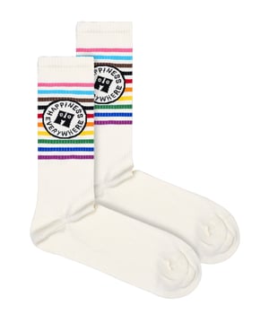 Happy Socks - Calcetines de orgullo para hombre y mujer¡Camina siempre con orgullo! Happy Socks tiene la misión de difundir el color, la creatividad y la libertad de expresión en todos los rincones del mundo. Estos calcetines suaves y cómodos son ideales para cualquier ocasión y para cualquier evento LGBTQ. Perfectos para el mes del orgullo¡ Quieres algo cómodo y super suave. Pues estos estupendos calcetines están hechos de un 86% de algodón peinado que garantiza suavidad y comodidad durante todo el día. También tienen el talón y la puntera reforzados, lo que significa que te durarán muchos años, ya que te proporcionan una durabilidad extra. El talón y la puntera reforzados significan que son lo suficientemente duraderos como para aguantar todas tus aventuras, especialmente durante el mes del orgullo, en el que estamos seguros de que estarás de pie todo el tiempo. Estos magníficos calcetines vienen en 2 diseños del orgullo diferentes, uno con rayas de colores LGBTQ por todas partes y el otro con los colores del orgullo y el logo "Happiness Everywhere". Ambos tienen diseños geniales en los pies, para que puedas mostrar tu apoyo al Orgullo con estilo.Happy Socks es una marca popular que proporciona unos calcetines de alta calidad que combinan diseños únicos y artesanía. Mikael Söderlindh y Viktor Tell tuvieron la visión de difundir la felicidad convirtiendo un artículo de uso cotidiano en una colorida pieza de diseño.Hoy, Happy Socks ha llegado a 90 países y a todos los continentes. Con Concept Stores en todo el mundo, desde Los Ángeles a Tokio, Happy Socks se puede encontrar en más de 10.000 boutiques de moda.Estos calcetines están hechos de 86% algodón, 12% poliamida, 2% elastano y vienen en 2 tamaños: Hombre 6-11 UK y Mujer 4-7 UK. Están disponibles en 2 diseños y son lavables a máquina.Extra Product DetailsHappy Socks Adult Novelty SocksSoft Combed Cotton1 Pair Per PackReinforced Heel & ToeGreat Pride DesignsAvailable In 2 StylesA Perfect Gift IdeaSoft & ComfortableHappy Socks Branded2 Size OptionsMachine Washable