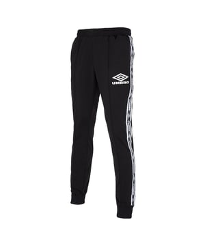 Los pantalones de vía negros de los hombres de Umbro son una opción elegante y cómoda tanto para actividades deportivas como para ropa casual. Estos pantalones de pista combinan funcionalidad y moda, lo que le permite moverse con facilidad mientras mantiene un aspecto elegante y deportivo.

Hecho a partir de materiales de alta calidad, estos pantalones de pista ofrecen una sensación suave y cómoda contra la piel. La tela es duradera y transpirable, proporcionando un comodidad óptima y permitiendo la transpirabilidad durante los entrenamientos o las actividades cotidianas.

La característica destacada de estos pantalones de pista es el detalle grabado a lo largo de los lados. Los acentos de cinta agregan un toque de estilo e interés visual, mejorando el diseño general. También dan un guiño a la herencia deportiva de Umbro, agregando un aspecto dinámico y atlético a los pantalones.

Con una cintura elástica y una plataforma de dibujo ajustable, estos pantalones de pista ofrecen un ajuste seguro y personalizable. Los puños acanalados se aseguran de que los pantalones permanezcan en su lugar, lo que permite un movimiento sin restricciones.

Ya sea que estés llegando al gimnasio, vayas a correr o simplemente descansando, los pantalones de pista negro de los hombres de Umbro son una opción versátil que combina comodidad y estilo. Su combinación de construcción de calidad, ajuste cómodo y diseño de moda los convierte en una adición confiable y moderna a su guardarropa. Aviva tu estilo atlético con estos pantalones de pista elegantes y deportivos de Umbro. <