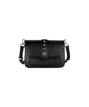 Setzen Sie ein modisches Statement mit der Windsor Handtasche in Schwarz von Victoria Hyde London. Die kleine Umhängetasche ist ideal für den Tag und den Abend, da sie Ihre Essentials leicht verstauen kann, aber durch ihr geringes Gewicht unglaublich bequem zu tragen ist. Die goldenen Details vervollständigen diese ansonsten schlichte schwarze Handtasche zu einem eleganten Design. Das verwendete PU-Leder ist völlig frei von tierischen Bestandteilen, steht aber echtem Leder weder in der Optik noch in der Qualität nach. Abmessungen: 23cm x 16,5cm x 7cm