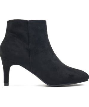 Camina por la pasarela y sé el centro de atención con el tacón Dina de Solesister, el epítome de la sofisticación elegante. Estos deslumbrantes botines negros bajos presentan un diseño atemporal de punta redonda con elegantes tacones que prometen elevar tu estilo y estatura. Fabricados con materiales de primera calidad con apariencia de gamuza, tanto la parte superior como la suela están diseñadas para brindar durabilidad y comodidad. Perfectos para una salida nocturna o un día en la oficina, ¡el tacón Dina agrega un toque de glamour a cualquier atuendo!