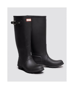 Maat/samenvatting: Maatvast, wijde pasvorm.
 
De Wide Fit Wellington Boot is opnieuw ontworpen voor een bredere pasvorm. De kuitomtrek is nu 5,5 cm breder dan onze vorige Wide Fit Wellington Boot en 7,8 cm breder dan onze Original Tall Wellington Boot zoals afgebeeld.
Onze Tall Wellington Boots werden voor het eerst geïntroduceerd in 1956 en vormen sindsdien het hart van het merk. Nu beschikbaar met een bijgewerkte en verbeterde brede pasvorm, zijn deze vrouwen&rsquo;s wellington laarzen met de hand gemaakt meer dan drie dagen van natuurlijk, veganistisch rubber, dat is gevulkaniseerd voor superieure waterdichte bescherming. Met ons kenmerkende Hunter loopvlak onder de voet beschermen deze zwarte laarzen je in natte en gladde omstandigheden.
Wij adviseren alle Hunter laarzen met sokken te dragen om de huid van de drager te beschermen tegen contact met rubber. Alle Hunter Boot Socks zijn speciaal ontworpen voor gebruik met onze laarzenlijn en zijn voorzien van een vouw over de bovenkant om de rubber en nylon laarsrand te bedekken, waardoor wrijven geassocieerd met slijtage wordt voorkomen.

Gecertificeerd veganistisch
Waterdicht
Handgemaakt uit 28 delen
Polyester voering
Verbeterde bredere pasvorm voor meer comfort
Rubberen buitenzool met Hunter Original profiel
Gemaakt van natuurlijk gevulkaniseerd rubber met matte afwerking
Productcode: WFT2083RMA