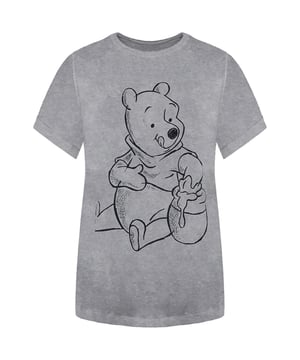 Das Disney Winnie the Pooh Sketch Damen-T-Shirt ist ein charmantes und gemütliches Grundnahrungsmittel für Fans des liebenswerten Bären und seiner Abenteuer im Hundertmorgenwald. Mit einem klassischen Skizzen-Design von Winnie the Pooh kombiniert dieses T-Shirt zeitlose Disney-Magie mit einem lässigen, alltäglichen Look.

Hauptmerkmale:
Winnie the Pooh Skizzen-Design:

Das herausragende Merkmal dieses T-Shirts ist die künstlerische Skizze von Winnie the Pooh, die einen subtilen, vintage-inspirierten Blick auf die beliebte Figur bietet. Dieses minimalistische Design fängt das Wesen von Poohs süßer und skurriler Natur ein.

Weicher und bequemer Stoff:

Hergestellt aus einer weichen Baumwollmischung, ist dieses T-Shirt atmungsaktiv und leicht, was den ganzen Tag über Komfort bietet, ob Sie mit Freunden unterwegs sind oder sich zu Hause entspannen.

Klassische Passform:

Die lockere Passform ermöglicht Bewegungsfreiheit, was es ideal für lässige Tage, Wochenendausflüge oder einfach zum Rumhängen macht.

Vielseitige Styling-Optionen:

Die neutrale Farbe des T-Shirts in Kombination mit dem zeitlosen Pooh-Graphic macht es einfach, es mit Jeans, Leggings, Shorts oder Röcken zu kombinieren und so einen entspannten, aber stilvollen Look zu kreieren.

Rundhals-Design:

Der klassische Rundhalsausschnitt bietet eine bequeme Passform, die allen Körpertypen schmeichelt, was dieses T-Shirt zu einem Favoriten für jede lässige Gelegenheit macht.

Haltbarer Druck:

Das Skizzen-Design ist mit hochwertigen Materialien bedruckt, um sicherzustellen, dass es auch nach mehreren Wäschen lebendig und intakt bleibt.

Das Disney Winnie the Pooh Sketch Damen-T-Shirt ist perfekt für Fans des zeitlosen Disney-Charakters, die ihrem alltäglichen Stil einen Hauch von Verspieltheit verleihen möchten. Mit seinem schlichten, aber charmanten Design, dem weichen Stoff und der entspannten Passform ist dieses T-Shirt eine süße Ergänzung für jede lässige Garderobe.