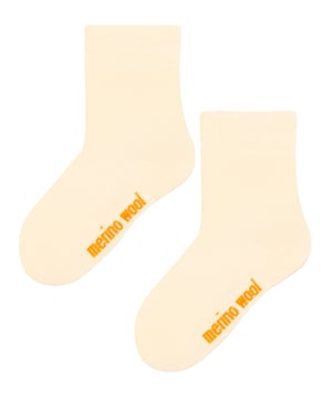 Para los niños a los que les gustan los calcetines divertidos y coloridos, encontrarás el par perfecto para su personalidad. Estos calcetines de lana merina para niños y niñas de Steven son un gran complemento para los pies de los más pequeños. Este par de calcetines hará que el niño sonría durante todo el día. Están fabricados con fibras de lana merina de la mejor calidad, que no sólo son supersuaves y muy cómodas, sino que están diseñadas para mantener los pies calientes gracias a sus propiedades térmicas naturales. Son ideales para que los niños sufran menos irritaciones y estén más cómodos. Estos calcetines vienen en 12 colores diferentes que incluyen: Negro, Azul Marino, Rosa, Rojo, Azul, Crema, Amarillo, Gris Oscuro, Beige, Rosa Caliente, Gris Claro y Borgoña. Se pueden llevar con o sin zapatos, no importa lo que elijas, ¡tus hijos se verán y sentirán genial con estos calcetines! Hay un montón de estilos para niños y niñas y están disponibles en 3 tamaños: 3-6 años, 6-8 años y 9-11 años, por lo que no sólo hay un montón de opciones para los patrones, hay opciones de tamaño también. Estos calcetines están hechos de: 72,5% Lana Merino, 23% Poliamida, 4% Elastano, 0,5% Polipropileno, vienen en 12 colores diferentes y están disponibles en 2 Tallas: 3-6 años, 6-8 años y 9-11 años. Se pueden lavar a máquina.