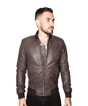 Inspiriert vom MA-1-Stil der 50er Jahre ist diese Jacke ein ikonisches Basic für Freizeitoutfits und erfreut sich mit der Zeit immer größerer Beliebtheit. Dieses hochwertige Stück ist aus unserem hochwertigen Vollnarben-Nappaleder gefertigt und verfügt über elastische Säume und Bündchen für zusätzlichen Komfort und ein schmal zulaufendes Erscheinungsbild. Die Jacke ist minimalistisch gehalten, mit Ergänzungen auf der Vorderseite, die auf zwei dezente Hüfttaschen beschränkt sind, für den schlichten Bomber-Look. Wir empfehlen die Kombination mit Jeans für ein zeitloses Outfit, das zweifellos seinen Ruf als Must-have für jeden Mann hat, der sein Aussehen aufwerten möchte. • 100 % hochwertiges, ultraweiches Nappaleder • Elastische Säume und Bündchen für zusätzlichen Komfort • Klassischer YKK-Reißverschluss an der Vorderseite der Jacke • Merkmale in den Farben Schwarz, Hellbraun und Braun • In das Jackenfutter integrierte Taschen und zwei Außentaschen an der Taille