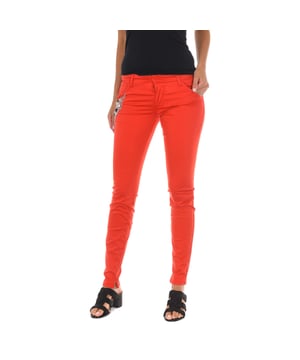 Long pants. 
 Red color 
 Belt loops. 
 Button and zip closure on the front. 
 Two pockets on the front. 
 Two fake pockets on the back. 
 Tacks on the pocket. 
 Narrow cut hem. 
 Matching seams. 

 Composition: 
 - 95% Cotton - 5% Elastane. 

 Washing instructions: 
 - Wash maximum at 40ºC. 
 - Iron at medium temperature. max. 110ºC. 
 - Lets you use a dryer. 
 - Do not use bleach. 
 - Does not support dry cleaning. 

 Composition: 95% Cotton, 5% Elastane
 Care:
- Wash maximum at 40ºC.
 - Iron at medium temperature. max. 110ºC.
 - Allows you to use a dryer.
 - Do not use bleach.
 - Does not support dry cleaning.