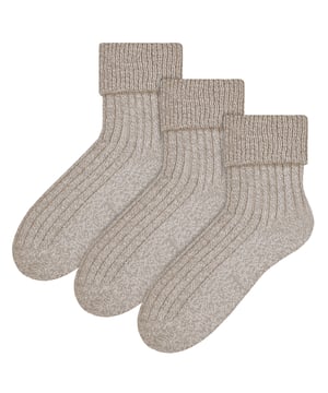 Estos calcetines de lana para mujer son la personificación del lujo. Fabricados con fibras de lana, estos calcetines son suaves y delicados, pero lo suficientemente resistentes para durar. Estos calcetines son perfectos para relajarse en el interior o para llevarlos por la casa, ya que la lana tiene propiedades naturales de absorción de la humedad, lo que significa que mantendrán sus pies secos en todas las condiciones. Además, vienen en paquetes de 3 pares, lo que hace que tengan una excelente relación calidad-precio. Estos calcetines de lana para dormir mantendrán tus pies cómodos durante toda la noche y la textura acanalada de las perneras y los pies aliviará la presión innecesaria sobre el pie, además de garantizar un ajuste seguro. El puño giratorio te permite elegir la longitud de calcetín que prefieras, así como que se adapten a las botas, lo que significa que puedes usarlos al aire libre. Puedes elegir entre 10 colores: Negro, Magenta, Azul marino, Vino, Crema, Violeta y más, ¡así que hay algo para todo el mundo y para cada conjunto! Tanto si prefieres un negro tradicional como un atrevido magenta, tenemos algo que se adapta a tu estilo. Estos calcetines de mujer vienen en 3 pares, están disponibles en 2 tallas: 3-4 UK, 5-7 y están hechos de 70% acrílico y 30% lana. Hay 10 colores para elegir y son totalmente lavables a máquina.
