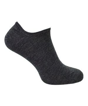 Si necesitas un par de calcetines sólidos que sean discretos y mantengan tus pies cómodos, entonces necesitarás un par de estos calcetines Invisible Merino Wool Trainer Liner Socks, perfectos para llevar a diario. La lana merina es un gran material que tiene muchas propiedades: es antialérgica, antifúngica y antibacteriana, absorbe perfectamente la humedad, además, la fibra de lana es extremadamente fina, delicada al tacto y con el estilo invisible de corte bajo son el par ideal para usar cuando sales a correr o hacer ejercicio. Esta lana es termorreguladora, mantiene el cuerpo a la temperatura adecuada en función de la temperatura ambiente, por lo que se mantendrán calientes en invierno y frescos en verano. El calcetín ideal para todo el año. Los calcetines vienen en 4 colores diferentes, ¡así que hay para todos los gustos! Los colores son: Gris, Negro, Azul Marino y Carbón. Tanto si prefieres un negro tradicional como un azul marino clásico, tenemos algo que se adapta a tu estilo. Estos calcetines para hombre están disponibles en 2 tallas: 7-9 UK (40-43 EUR, 8-10 US) y 10-13 (44-46 EUR, 11-14 US) y están hechos de 67,5% Lana Merino, 30% Poliamida, 2% Elastano, 0,5% Polipropileno. Hay 4 colores para elegir y son totalmente lavables a máquina.