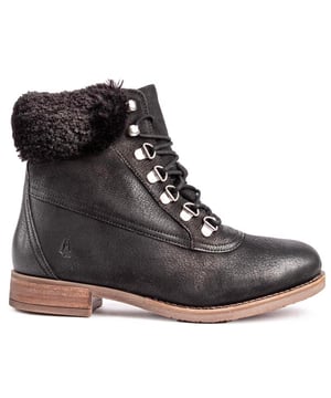 Las botas Hush Puppies Effie están a la moda y son cómodas de llevar. Están fabricados en piel texturizada. con cuello de piel sintética. Ojales de anilla en D de metal plateado. Cremallera interior y logo en relieve. Son la opción ideal para tus encuentros urbanos y hacer recados diarios con estilo.