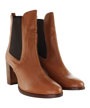 Wir stellen Ihnen die braunen Daphina-Damenstiefel von Ted Baker vor – eine stilvolle Kombination aus Ted Bakers anspruchsvollem Design und praktischer Funktionalität. Diese Stiefel bestechen durch einen satten Braunton, eine zeitlose Silhouette und sind dezent