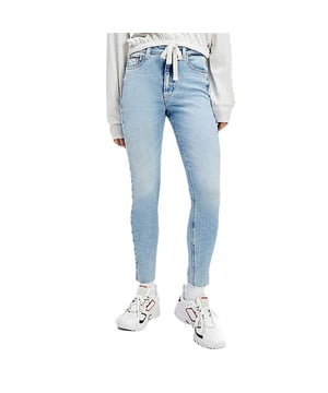 Jeans Tommy Jeans classic Claire Femme Blau Jeans. Authentisches Stadtbekleidungsstück der Marke Tommy Jeans - Streetwear/Sportswear-Design von Tommy Jeans - Tommy Jeans für Damen, perfekt für den Alltag - Die blauen Jeans von Tommy Jeans lassen sich hervorragend mit dem Rest Ihrer Garderobe kombinieren - bequemer Jeansstoff - classic - classic Claire -