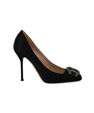 VINTAGE, RRP AS NEW
Gucci is well-known for graceful designs, and the label is synonymous with opulence, femininity, and elegance. Crafted from satin in a square-toe silhouette, the pumps are adorned with the signature Dionysus symbols and are raised on slender heels.

Includes box and dust bag.

Gucci Dionysus Embellished Pumps in Black Satin
Condition: very good
Material: Satin
Size: 37
Sign of wear: light wear
SKU: 261775