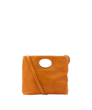 Damen-Umhängetasche mit Magnetverschluss. eine Innentasche mit Reißverschluss und zwei offene Innentaschen. fehlende Außentaschen. abnehmbarer Schultergurt aus Leder. im Ledergriff. zwei Innenfächer.  Außenmaterial. Innen mit Baumwolle gefüttert. Maße: 28x33x10 cm. Hergestellt in Italien