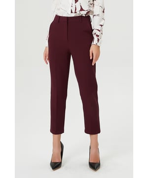 Een elegante taps toelopende snit die stopt net voor de enkel. Deze broek is een eenvoudig en trendy item om te associëren met al je tops van het seizoen. Een tijdloos stuk dat vrij comfortabel is dankzij de ietwat stretch -stof. Om zoveel te dragen als je wilt.

Productdetails:
Vorm: recht, taps toelopend
Lengte: 85 cm
Vlieg en binnenhaken vooraan
Het model meet 1m75 en draagt ​​maat 38