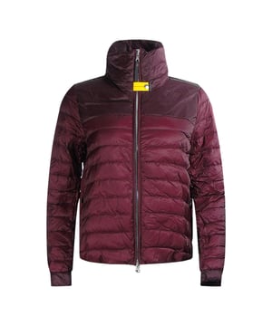 Blijf warm en stijlvol in de Parajumpers Red Jacket. Deze luxe jas is gemaakt van lichtgewicht, geisoleerde stof die warmte vasthoudt en beschermt tegen de elementen. Geef stijl niet op voor comfort - maak een statement!, Vulling: 100% dons, Bovenmateriaal: 100% polyamide, Regular Fit, Ritssluiting, Rood, Donsjack, Rode jas