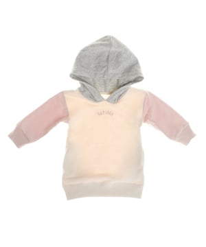 Sudadera infantil con capucha de diseño moderno y versátil. 

Con un contraste de colores que añade un toque divertido y elegante, esta prenda combina mangas y cuerpo en tonos suaves, complementados por una capucha en gris. 

El discreto logotipo "GAP 1969" en el pecho aporta un detalle distintivo sin recargar el estilo. 

Los puños y el dobladillo acanalados aseguran un ajuste cómodo y duradero, ideal para mantener a los pequeños abrigados con estilo en los días más frescos. 

Perfecta para un look casual y a la moda.
 Composición: Cuerpo: 77% Algodón, 23% Poliéster; Interior de la capucha: 100% Algodón
 Cuidados:
- Lavar a máquina en agua fría  y ciclo delicado.
- Usar detergentes suaves.
- Usar secadora a baja temperatura.
- Planchar a bajas temperaturas.
- No lavar en seco.