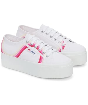 Maak je klaar om in stijl de deur uit te gaan met deze 2790 met kleurrijk streepdesign. Deze flatform is een kruising tussen onze klassieke tennisschoenvorm en een plateauschoen, met een dikke gevulkaniseerde rubberen zool voor extra hoogte.