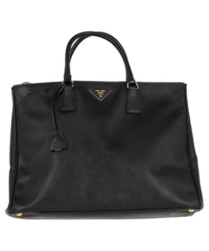 VINTAGE, NEUPREIS WIE NEU  
Die Prada Double Zip Executive Tote Bag aus schwarzem Saffiano Lux Leder ist ein elegantes und vielseitiges Accessoire. Hergestellt aus strapazierfähigem und luxuriösem Saffiano-Leder, vereint diese Tote praktische und stilvolle Eigenschaften und bietet ausreichend Platz für alle Ihre täglichen Essentials und mehr. Mit ihrem schlanken Design und funktionalen Merkmalen, einschließlich zweier Außentaschen mit Reißverschluss und einem großen Hauptfach, ermöglicht diese Tasche eine bequeme Organisation Ihrer Sachen. Abgerundet mit einer schicken Clochette und einem Schlüsselring-Detail ist diese Tasche der perfekte Begleiter für den Alltag und kombiniert mühelos Eleganz und Funktionalität.

Prada Double Zip Executive Tote Bag aus schwarzem Saffiano Lux Leder  
Zustand: Ausgezeichnet  
Abnutzungserscheinungen: Kein Einzelhandelsetikett, keine sichtbaren Gebrauchsspuren,  
Verpackung: Keine  
Farbe: schwarz  
Material: Leder | Saffiano-Leder  
Größe: Einheitsgröße  
Maße: Breite: 180; Höhe: 300; Länge: 420; Henkelabfall: 130; Gurtlänge: 300  
SKU: NAPPUGBBA399031W