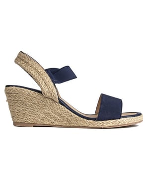 Diese Solesister Damen Alison Sandalen sind eine stilvolle und sommerliche Option, um Ihr Outfit zu neuen Höhen zu erheben. Ausgestattet mit einem weichen Obermaterial mit einem Slip-on, elastische Knöchelriemen für eine perfekte, bequeme Passform. Mit einer wunderschönen Espadrille-Keilsohle und dunkelblauem Zehenriemen für einen klassischen maritimen Look.