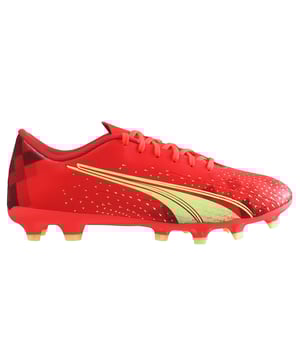 Sube al campo de fútbol con confianza y estilo en las botas de fútbol rojo PUMA Ultra Play FG/AG Men's Red Football, una opción de calzado de alto rendimiento diseñada para elevar tu juego en superficies de tierra firme (FG) y artificial (AG).

Características clave:

El llamativo diseño rojo: las botas de fútbol Puma Ultra Play Men's cuentan con un audaz color rojo que exige atención y refleja su pasión por el juego. El diseño elegante exuda confianza y estilo mientras dominas el campo.

Versátil placa soleada FG/AG: equipada con una placa soleada híbrida diseñada para superficies firmes de tierra y tierra artificial, estas botas ofrecen una tracción y estabilidad excepcionales en varios campos de juego.

Sistema de cordones seguro: las botas vienen con un sistema de cordones seguro que permite un ajuste personalizado, asegurando la estabilidad y el soporte durante los movimientos rápidos y los giros agudos.

Cómoda superior: hecha con materiales premium, la parte superior de estas botas proporciona una sensación suave y cómoda alrededor de su pie. El material mejora el toque y el control de la pelota, dándole la precisión que necesita para pasar, disparar y driblar.

Ligeros y ágiles: estas botas están diseñadas con un enfoque en el rendimiento liviano, lo que le permite moverse con agilidad y velocidad en el campo.

Collar con forma de calcetín: las botas cuentan con un collar de calcetín que se envuelve perfectamente alrededor del tobillo, ofreciendo un ajuste de apoyo y reduciendo los movimientos innecesarios dentro del arranque.

Puma Ultra Technology: The Puma Ultra Play FG/AG Men's Red Football Boots incorporan tecnología que mejore el rendimiento, proporcionándole una ventaja competitiva en el juego.

Diseñado para hombres: estas botas están diseñadas para satisfacer las demandas de los jugadores masculinos que buscan un rendimiento de primer nivel en el campo.