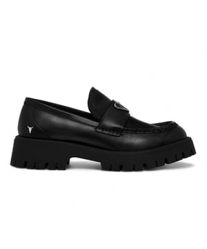 Los mocasines de cuero negros Windsor Smith Throne ofrecen una versión actualizada y audaz del calzado clásico. Con una parte superior de cuero elegante y una suela gruesa con tacos, estos mocasines están diseñados para brindar estilo y durabilidad. Las costuras tipo mocasín agregan un toque refinado, mientras que el logotipo de Windsor Smith Bull de metal proporciona un acabado exclusivo. Cómodos y fáciles de usar, su diseño sin cordones, tacón de 4,2 cm y plataforma de 2,7 cm los hacen perfectos para el uso diario. Parte superior de cuero negro Diseño sin cordones para mayor comodidad Suela gruesa de TPR con tacos Logotipo de Windsor Smith Bull de metal Detalle de costura de mocasín Altura del tacón: 4,2 cm Altura de la plataforma: 2,7 cm